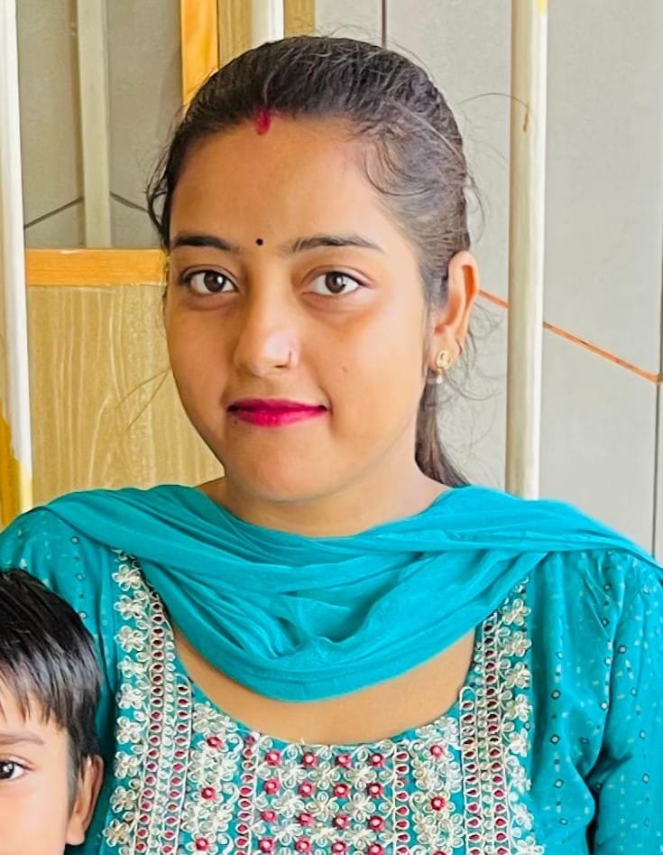 पोस्टमार्टम हाउस के बाहर बेसुध हुईं मृतका की मां सुनीता को संभालते पिता व बहन। संवाद