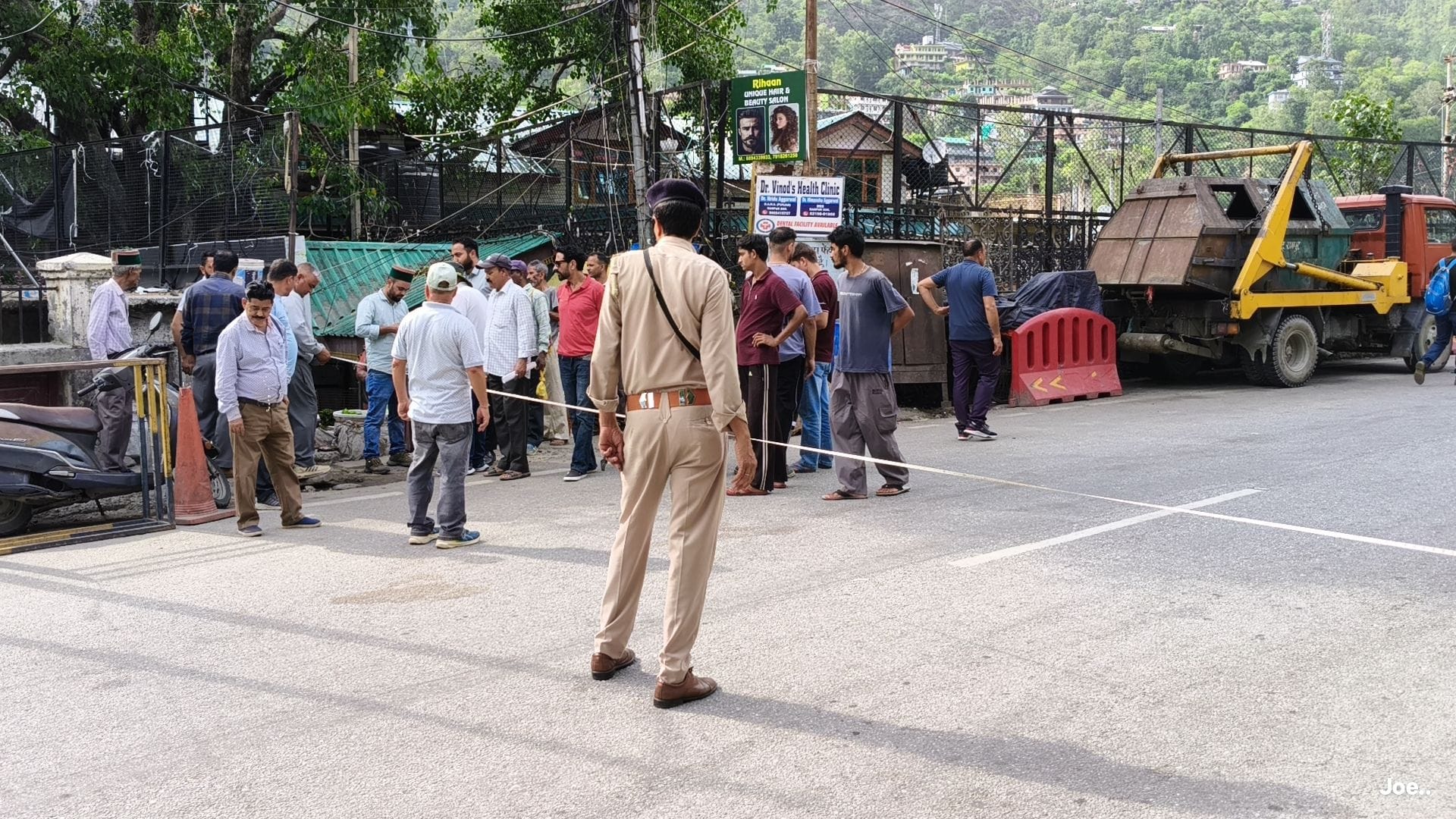 रामपुर में एनएच पांच पर अवैध कब्जों की जांच करता संयुक्त दल। संवाद रामपुर में एनएच पांच पर अवैध कब्जों की जांच करता संयुक्त दल। संवाद