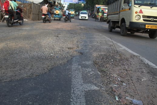 सदर क्षेत्र के बोम्बे बाजार की और जाने वाले रास्ते पर बारिश के बाद सड़क के बीचो बीच हुआ गहरा गड सदर क्षेत्र के बोम्बे बाजार की और जाने वाले रास्ते पर बारिश के बाद सड़क के बीचो बीच हुआ गहरा गड