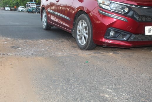 सदर क्षेत्र के बोम्बे बाजार की और जाने वाले रास्ते पर बारिश के बाद सड़क के बीचो बीच हुआ गहरा गड सदर क्षेत्र के बोम्बे बाजार की और जाने वाले रास्ते पर बारिश के बाद सड़क के बीचो बीच हुआ गहरा गड