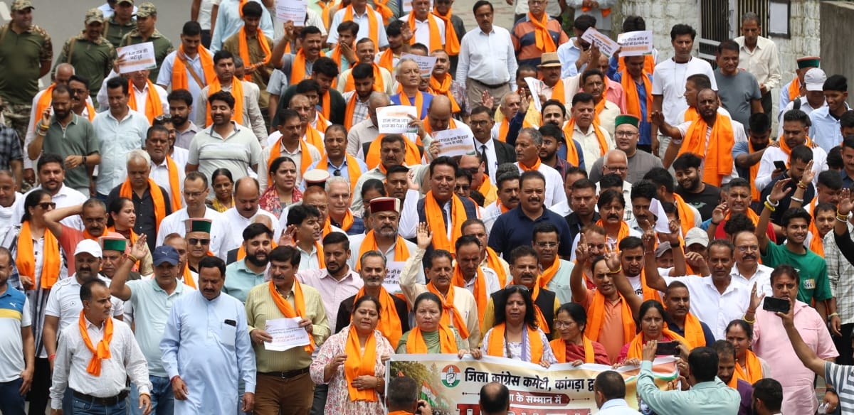 धर्मशाला में राम मंदिर में चंदा चोरी के खिलाफ पद यात्रा निकालते हुए कांग्रेस के विधायक, नेता औ धर्मशाला में राम मंदिर में चंदा चोरी के खिलाफ पद यात्रा निकालते हुए कांग्रेस के विधायक, नेता औ