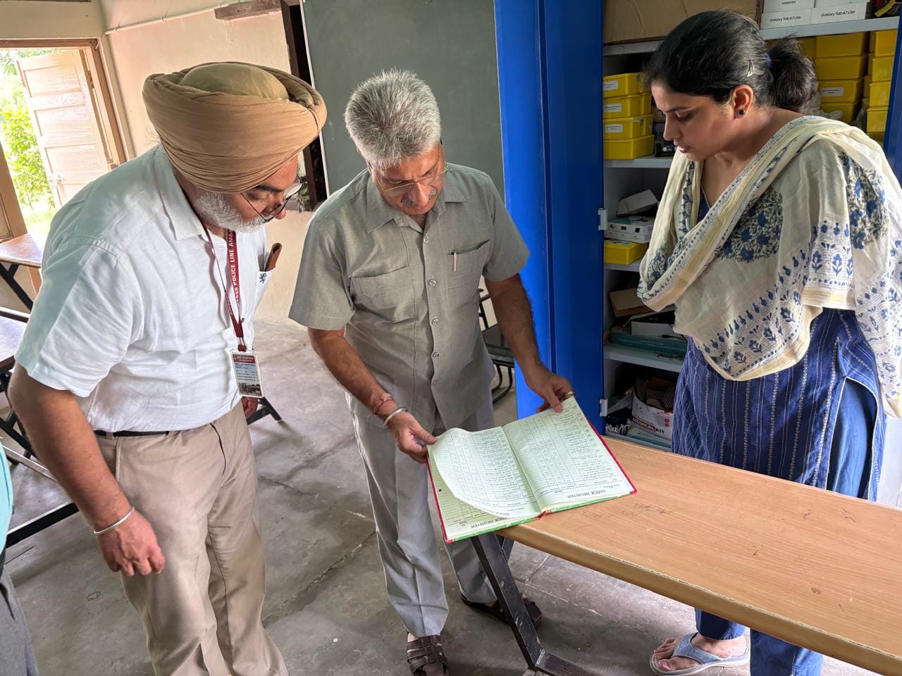 अंबाला सिटी के सुपर 100 परीक्षा के दौरान निरीक्षण करते डीईओ। प्रवक्ता अंबाला सिटी के सुपर 100 परीक्षा के दौरान निरीक्षण करते डीईओ। प्रवक्ता