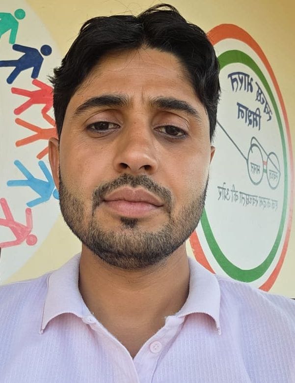 भुमइया गांव में नल पानी भरने के लिए लगी लाइन। संवाद भुमइया गांव में नल पानी भरने के लिए लगी लाइन। संवाद