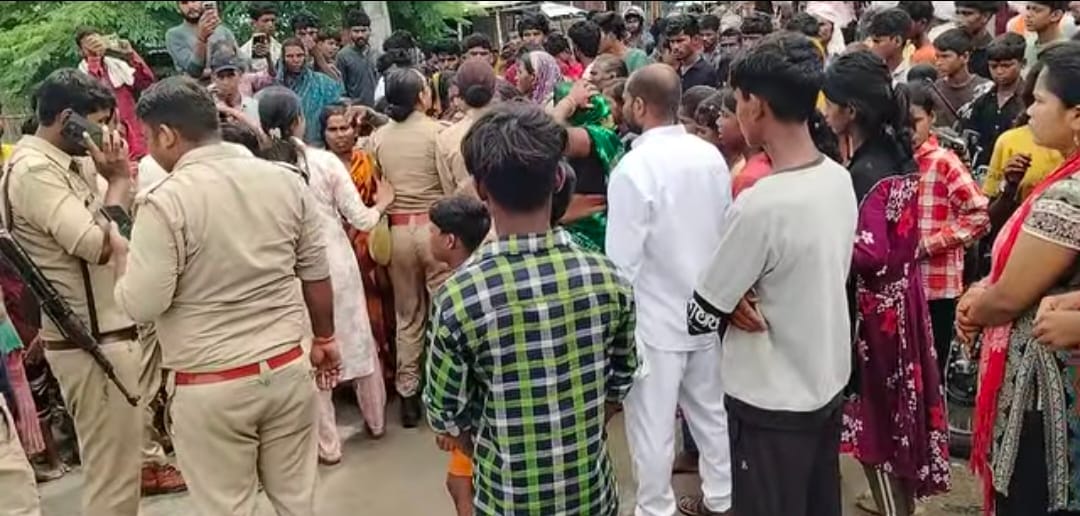 बाजू पट्टी गांव में शव रखकर धरने पर बैठे परिजन। स्रोत-सोशल मीडिया