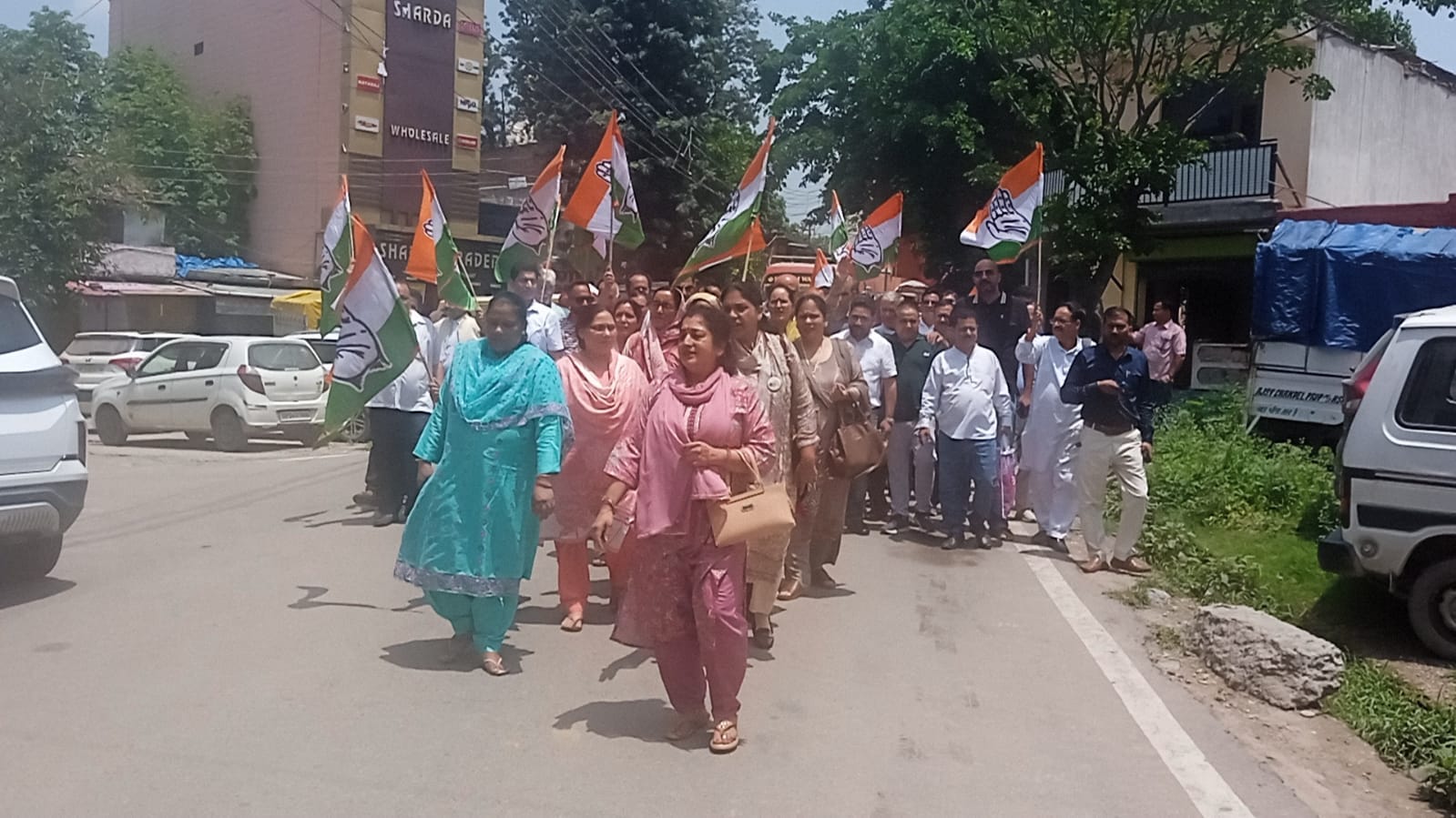 बिलासपुर में रैली निकालते कांग्रेस पार्टी के कार्यकर्ता। स्रोत: जागरूक पाठक बिलासपुर में रैली निकालते कांग्रेस पार्टी के कार्यकर्ता। स्रोत: जागरूक पाठक