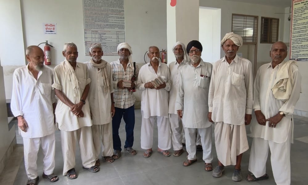बराड़ा के डाकघर में डेरा डाले बैठे दिव्यांग बुजुर्ग। संवाद