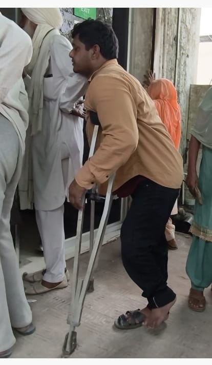 बराड़ा के डाकघर में डेरा डाले बैठे दिव्यांग बुजुर्ग। संवाद