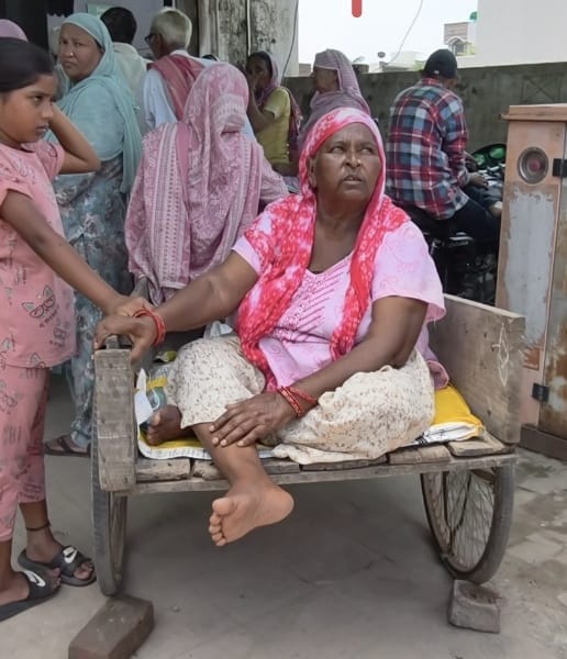 बराड़ा के डाकघर में डेरा डाले बैठे दिव्यांग बुजुर्ग। संवाद