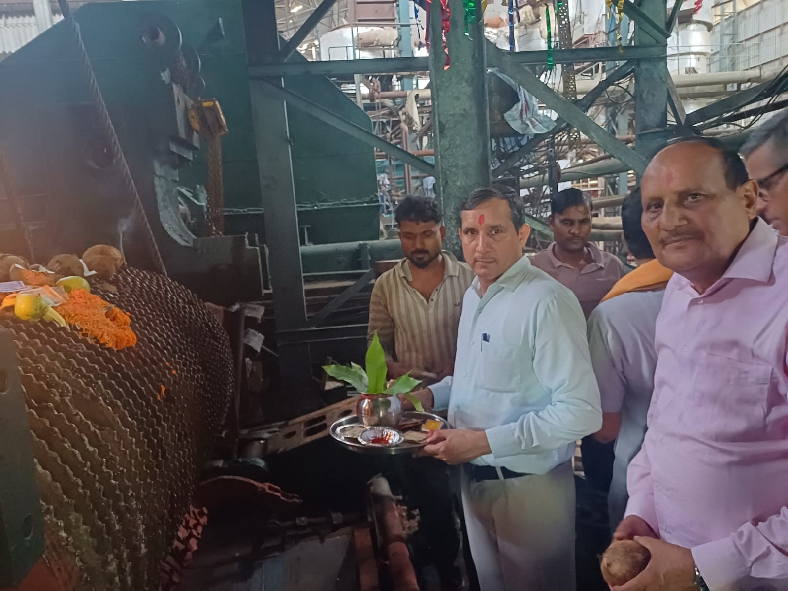 चीनी मिल में रोलर पूजन कर तैयारियों का शुभारंभ करते प्रबंध निदेशक कृष्ण कुमार व अन्य। विज्ञप्त चीनी मिल में रोलर पूजन कर तैयारियों का शुभारंभ करते प्रबंध निदेशक कृष्ण कुमार व अन्य। विज्ञप्त