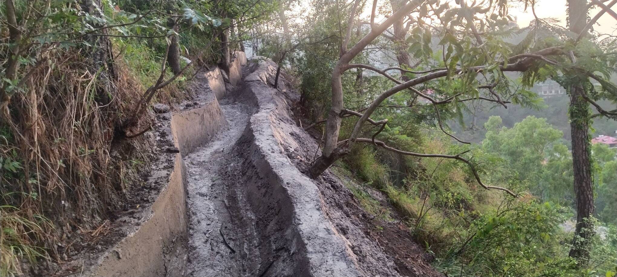 एनएच-5 के साथ लगते पहाड़ों में बनाई जा रही नालियां। संवाद एनएच-5 के साथ लगते पहाड़ों में बनाई जा रही नालियां। संवाद