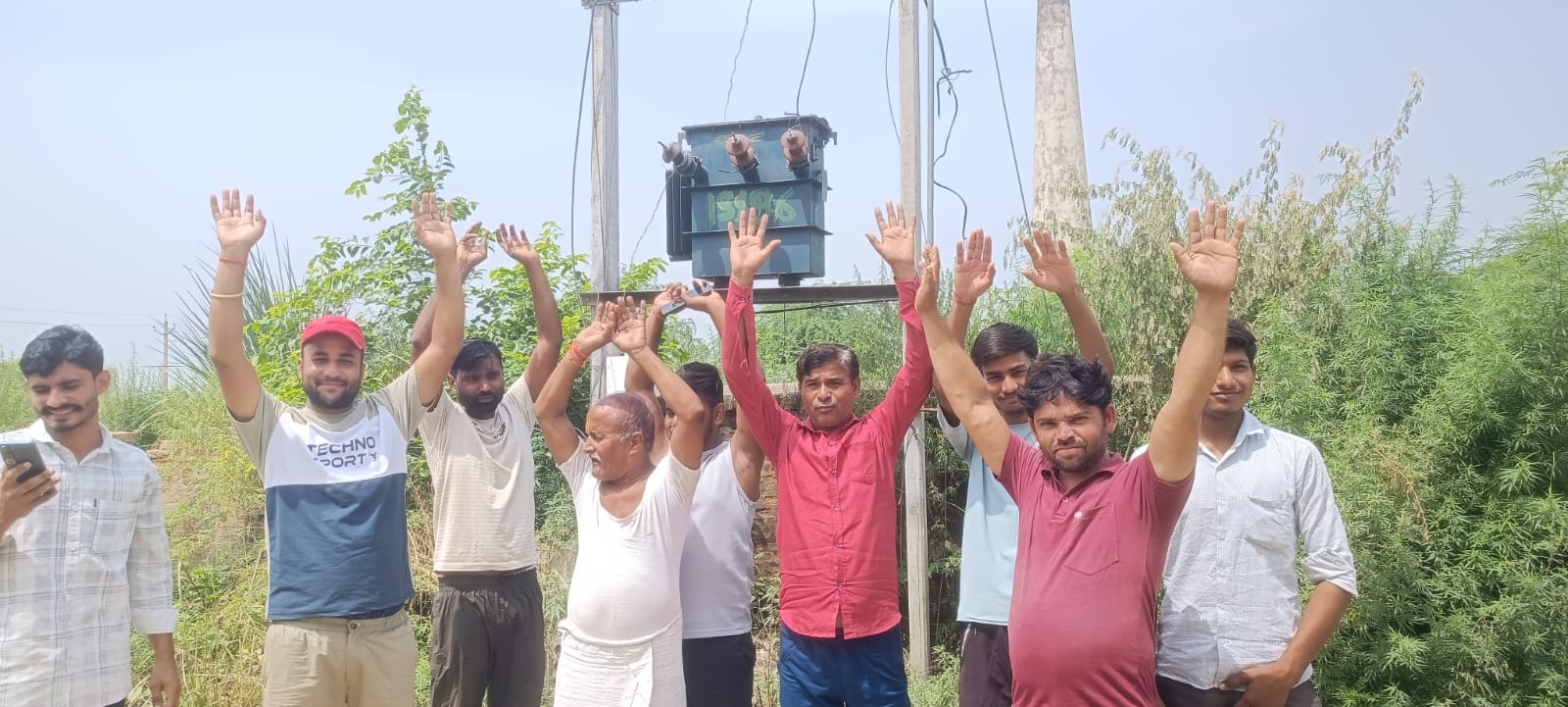फोटो -10- अछल्दा में नारेबाजी करते ग्रामीण। संवाद फोटो -10- अछल्दा में नारेबाजी करते ग्रामीण। संवाद