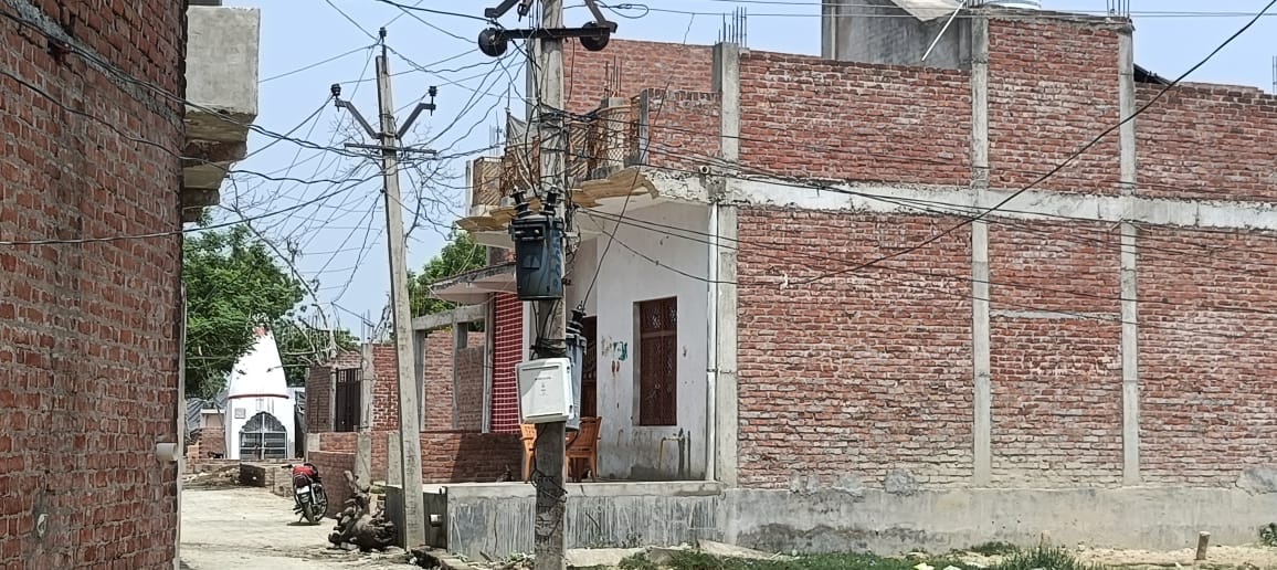 फोटो -10- अछल्दा में नारेबाजी करते ग्रामीण। संवाद फोटो -10- अछल्दा में नारेबाजी करते ग्रामीण। संवाद