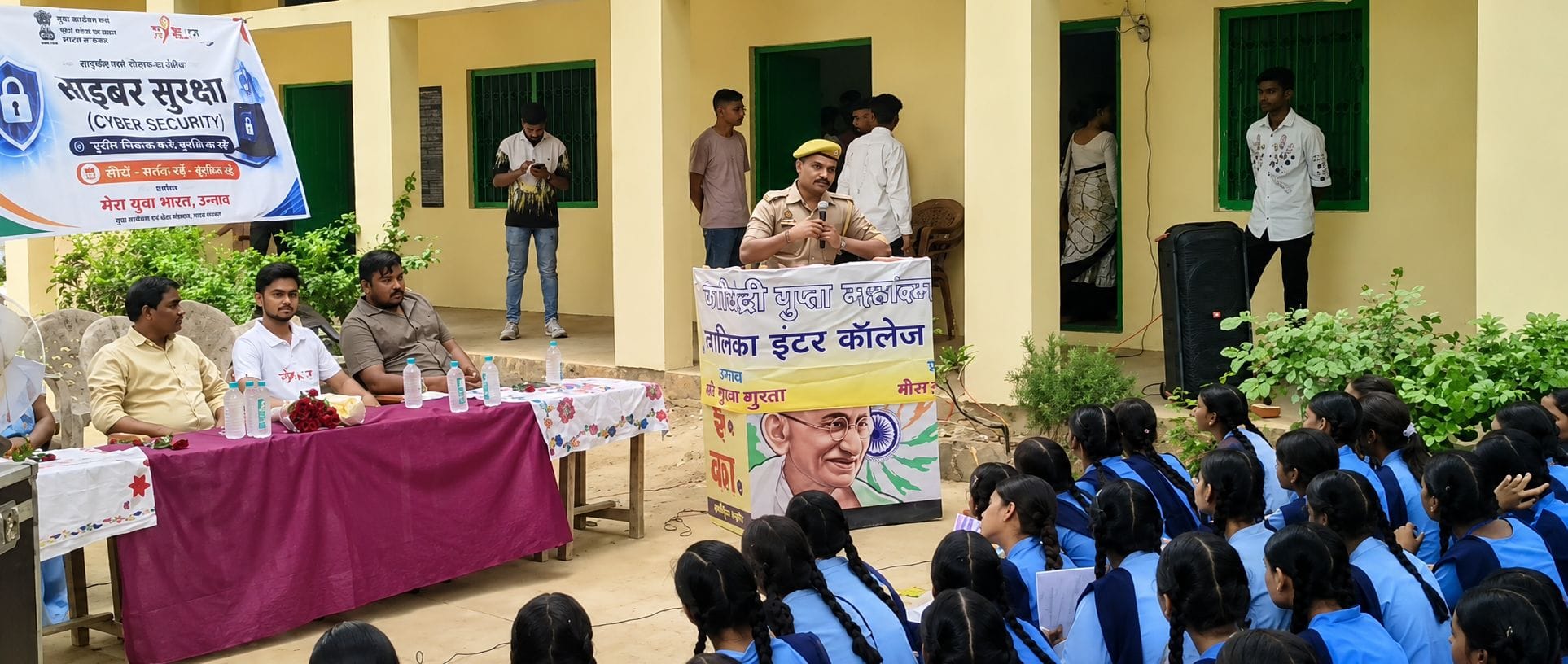 फोटो-18- भगवंतनगर द्वितीय प्राथमिक स्कूल के जर्जर कमरे में जान जोखिम में डालकर पढ़ाई करते छात्र फोटो-18- भगवंतनगर द्वितीय प्राथमिक स्कूल के जर्जर कमरे में जान जोखिम में डालकर पढ़ाई करते छात्र