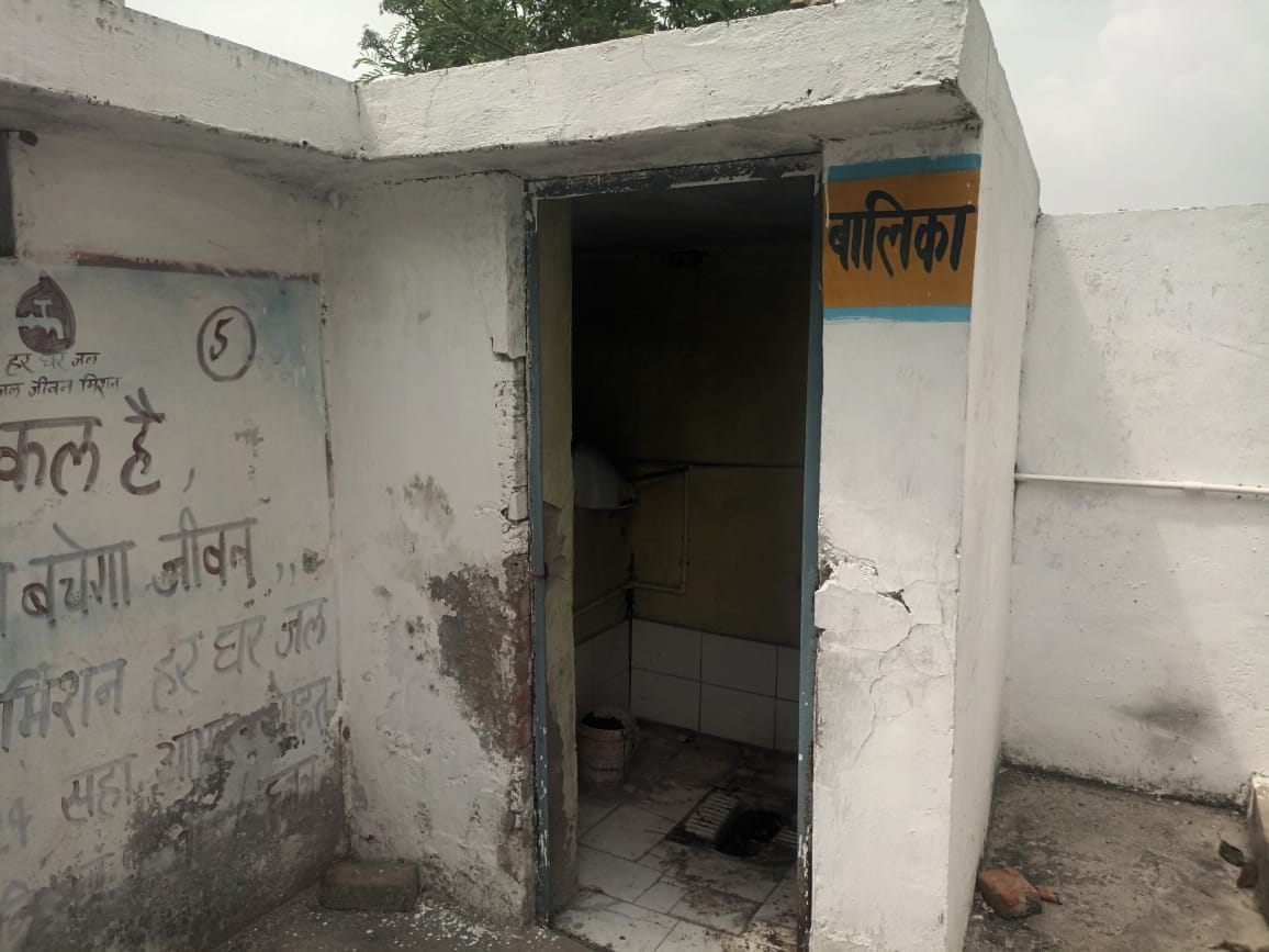फोटो-18- भगवंतनगर द्वितीय प्राथमिक स्कूल के जर्जर कमरे में जान जोखिम में डालकर पढ़ाई करते छात्र फोटो-18- भगवंतनगर द्वितीय प्राथमिक स्कूल के जर्जर कमरे में जान जोखिम में डालकर पढ़ाई करते छात्र