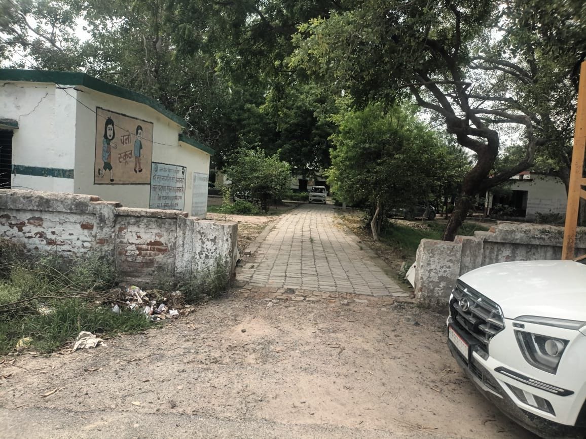 फोटो-18- भगवंतनगर द्वितीय प्राथमिक स्कूल के जर्जर कमरे में जान जोखिम में डालकर पढ़ाई करते छात्र फोटो-18- भगवंतनगर द्वितीय प्राथमिक स्कूल के जर्जर कमरे में जान जोखिम में डालकर पढ़ाई करते छात्र