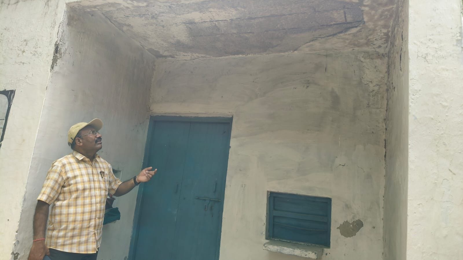 फोटो-18- भगवंतनगर द्वितीय प्राथमिक स्कूल के जर्जर कमरे में जान जोखिम में डालकर पढ़ाई करते छात्र फोटो-18- भगवंतनगर द्वितीय प्राथमिक स्कूल के जर्जर कमरे में जान जोखिम में डालकर पढ़ाई करते छात्र