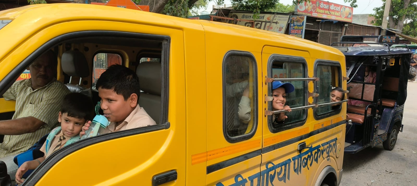 फोटो-20 पांचाल घाट चौराहा पर जाम में फंसे वाहन। संवाद फोटो-20 पांचाल घाट चौराहा पर जाम में फंसे वाहन। संवाद