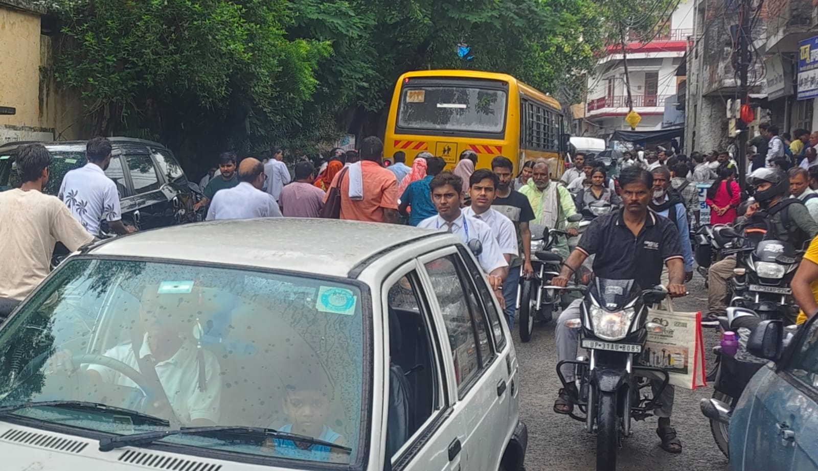 गुरु गोविंद सिंह चौक के पास लगा जाम। संवाद