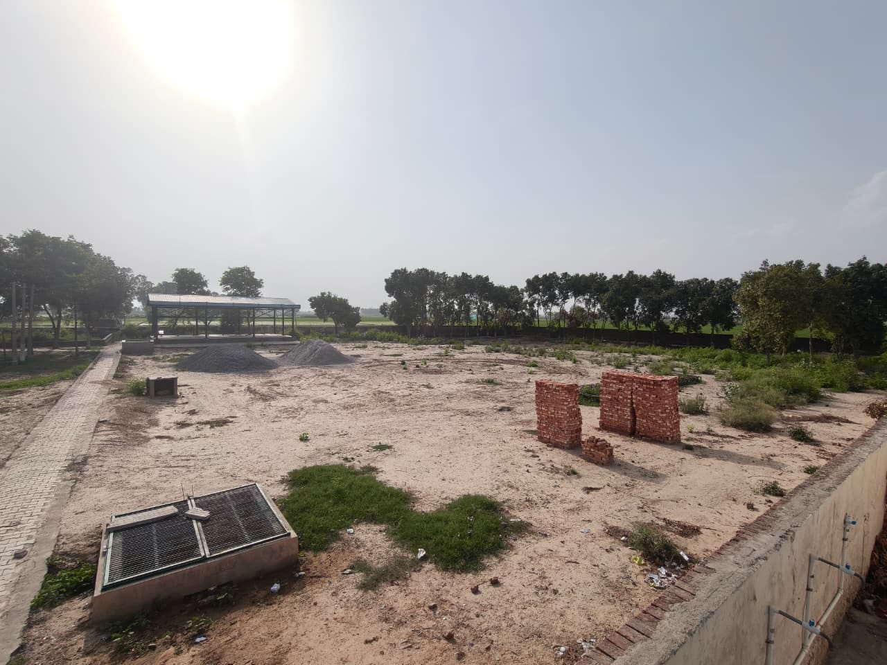 गांव सोंगल में जूडो हाल बनाने के लिए पड़ी निर्माण सामग्री। गांव सोंगल में जूडो हाल बनाने के लिए पड़ी निर्माण सामग्री।