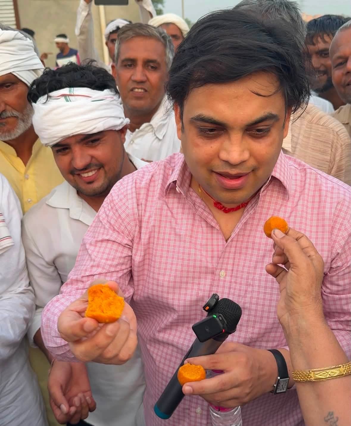 हांसी धरने पर नाच कर खुशी मनाती महिलाएं। जागरूक पाठक