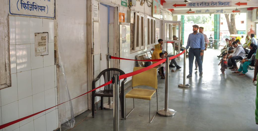 जिला अस्पताल में धरने पर बैठे चिकित्सक व नर्स। संवाद जिला अस्पताल में धरने पर बैठे चिकित्सक व नर्स। संवाद
