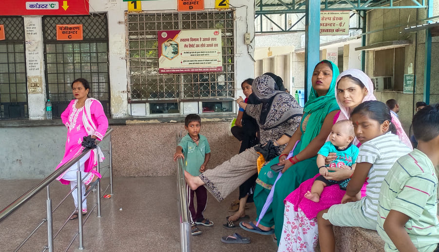 जिला अस्पताल में धरने पर बैठे चिकित्सक व नर्स। संवाद जिला अस्पताल में धरने पर बैठे चिकित्सक व नर्स। संवाद