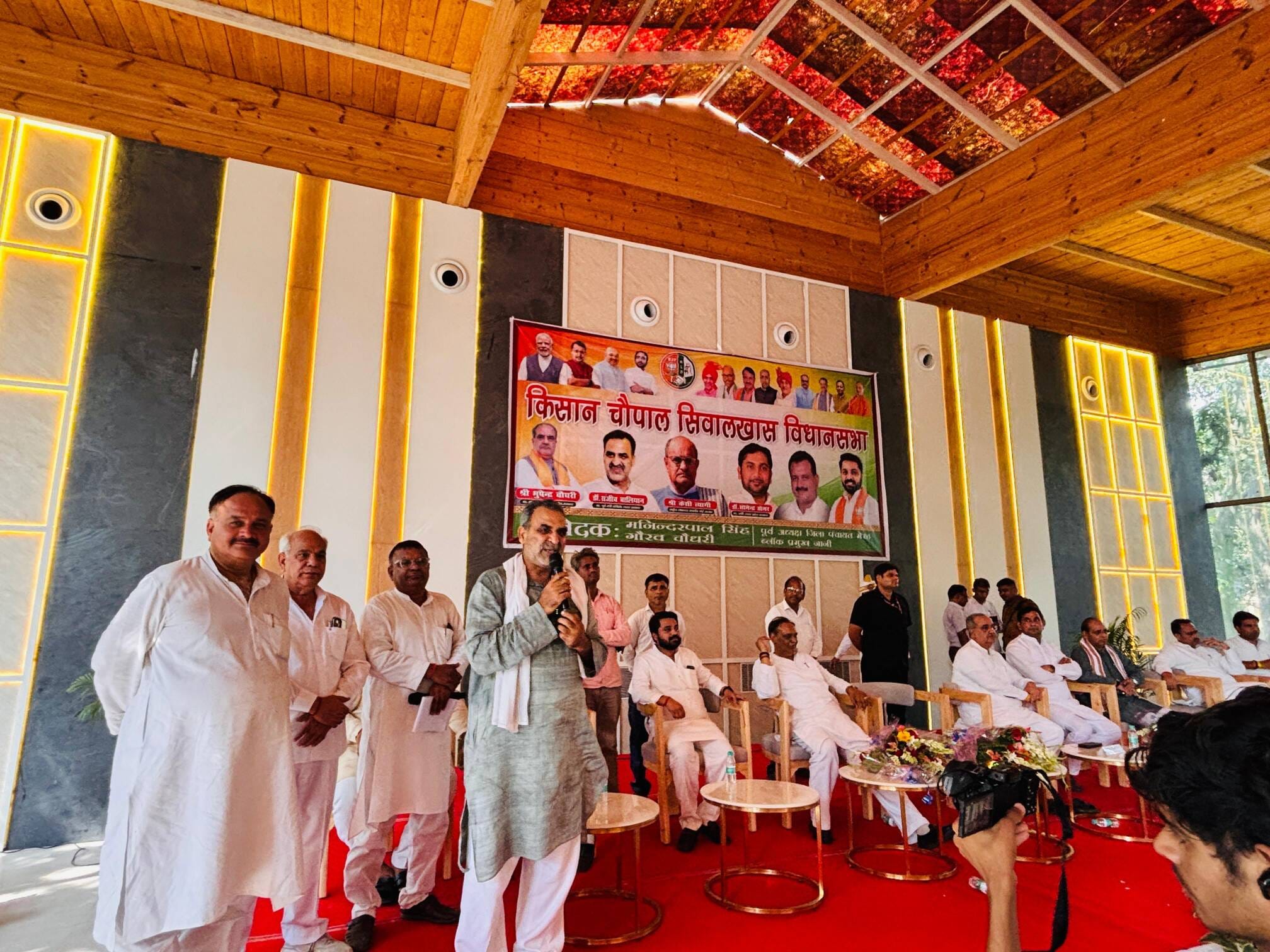 जानीखुर्द। गांव खानपुर में किसान चौपाल में मंत्री का स्वागत करते हुए फोटो संवाद जानीखुर्द। गांव जानीखुर्द। गांव खानपुर में किसान चौपाल में मंत्री का स्वागत करते हुए फोटो संवाद जानीखुर्द। गांव