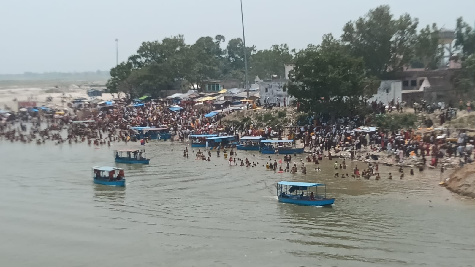 कछला गंगा घाट पर आस्था की डुबकी लगाने उमड़ी श्रद्धालुओं की भीड़। संवाद कछला गंगा घाट पर आस्था की डुबकी लगाने उमड़ी श्रद्धालुओं की भीड़। संवाद