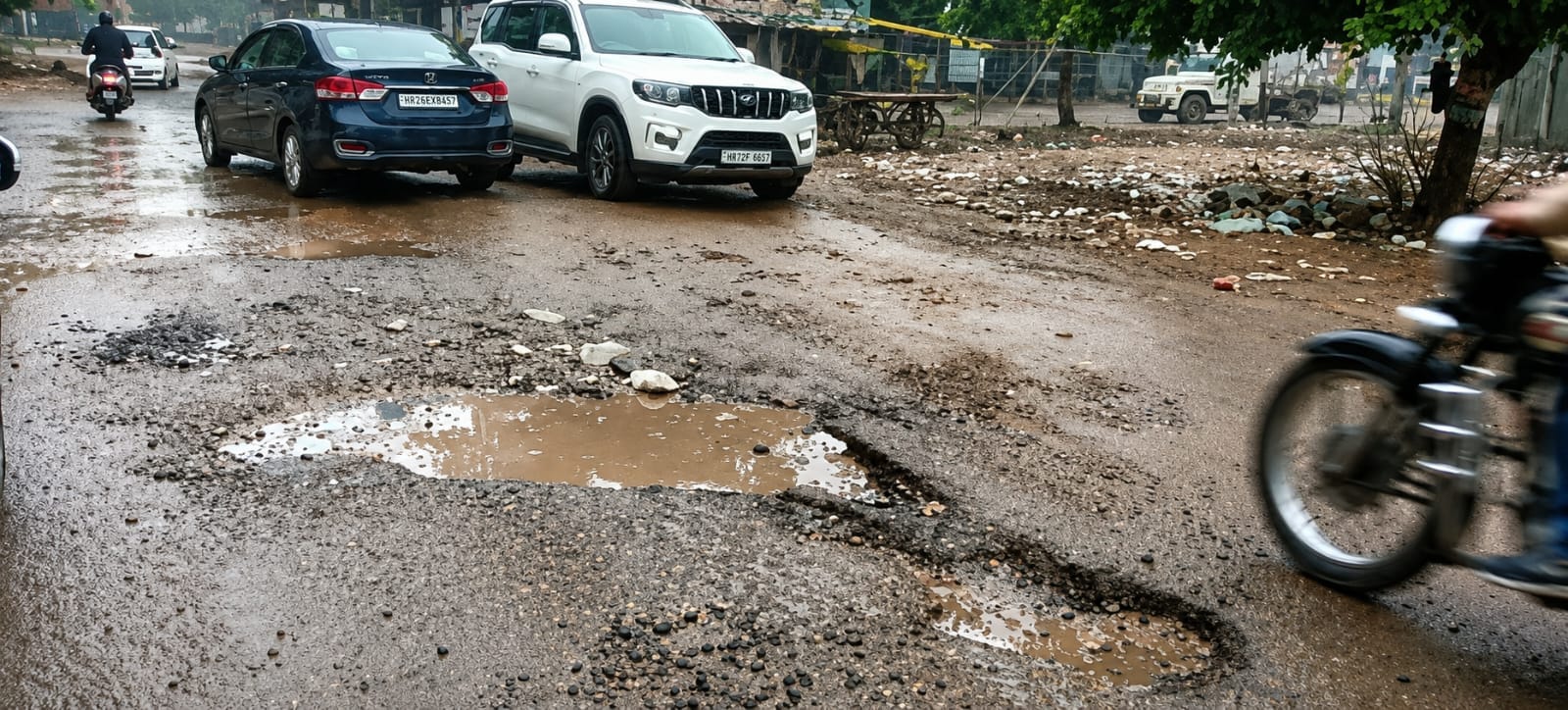 कसौला चौक पर बना बड़ा गड्ढा। संवाद कसौला चौक पर बना बड़ा गड्ढा। संवाद