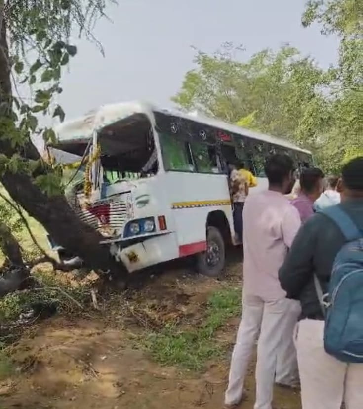 कोसली-टूमना रोड पर पेड़ से टकराई निजी बस। स्रोत: वीडियो ग्रैब कोसली-टूमना रोड पर पेड़ से टकराई निजी बस। स्रोत: वीडियो ग्रैब
