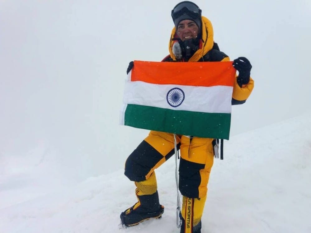 कोसली-टूमना रोड पर पेड़ से टकराई निजी बस। स्रोत: वीडियो ग्रैब कोसली-टूमना रोड पर पेड़ से टकराई निजी बस। स्रोत: वीडियो ग्रैब