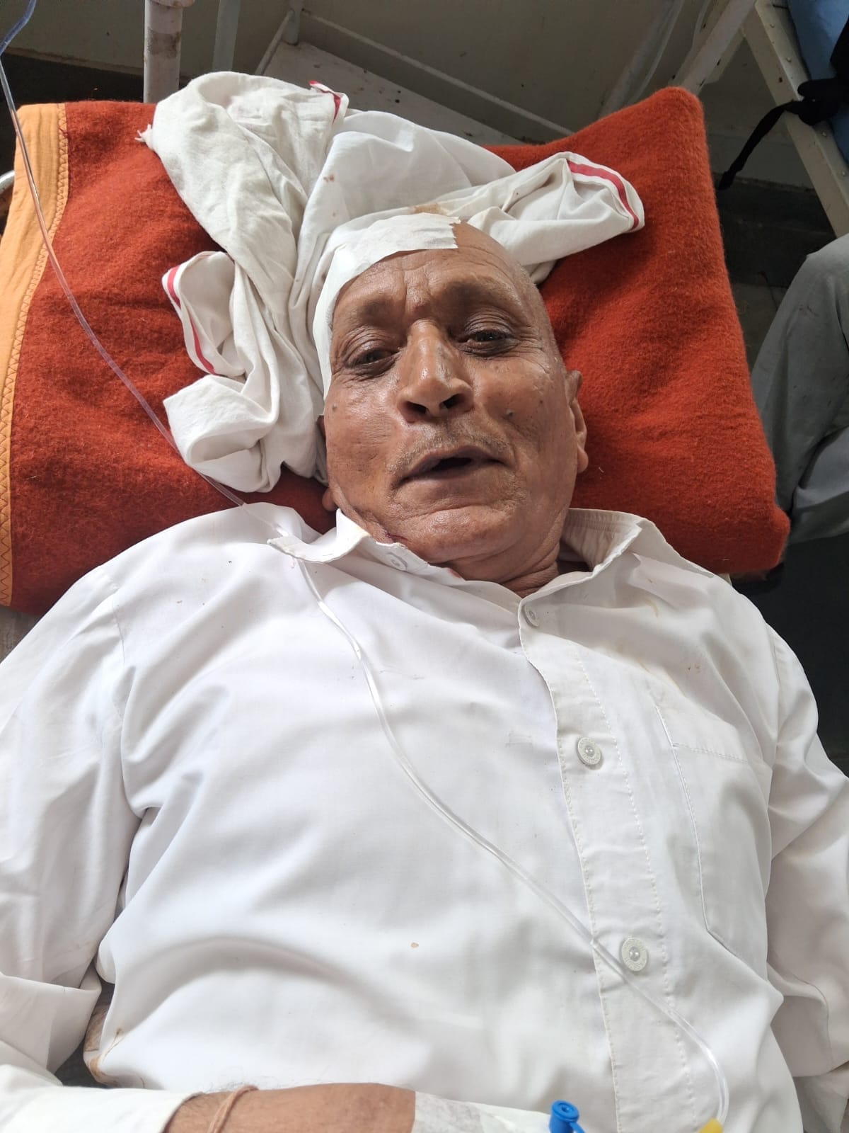 कोसली-टूमना रोड पर पेड़ से टकराई निजी बस। स्रोत: वीडियो ग्रैब कोसली-टूमना रोड पर पेड़ से टकराई निजी बस। स्रोत: वीडियो ग्रैब