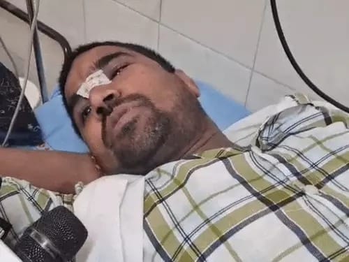 कोसली-टूमना रोड पर पेड़ से टकराई निजी बस। स्रोत: वीडियो ग्रैब कोसली-टूमना रोड पर पेड़ से टकराई निजी बस। स्रोत: वीडियो ग्रैब