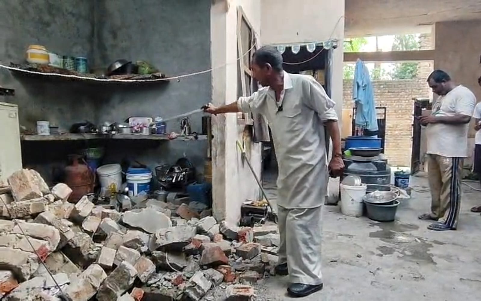 केसरी के निकट मकान में गैस का पाइप फटने के बाद हुए धमाके के बाद गिरी दीवार : संवाद