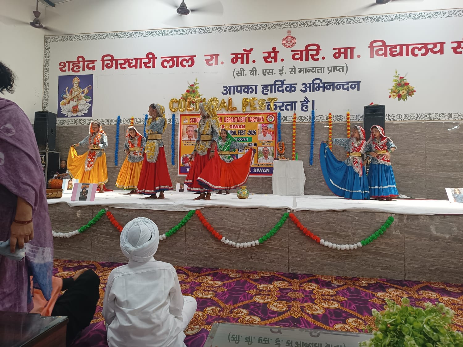 खंड स्तरीय सांस्कृतिक महोत्सव में प्रस्तुति देते बच्चे। स्कूल खंड स्तरीय सांस्कृतिक महोत्सव में प्रस्तुति देते बच्चे। स्कूल