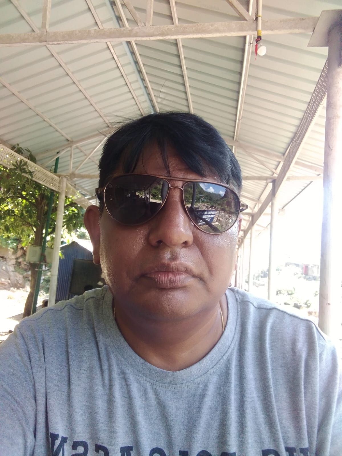 नोएडा। सेक्टर 75 में सड़क की जर्जर हालत। संवाद नोएडा। सेक्टर 75 में सड़क की जर्जर हालत। संवाद