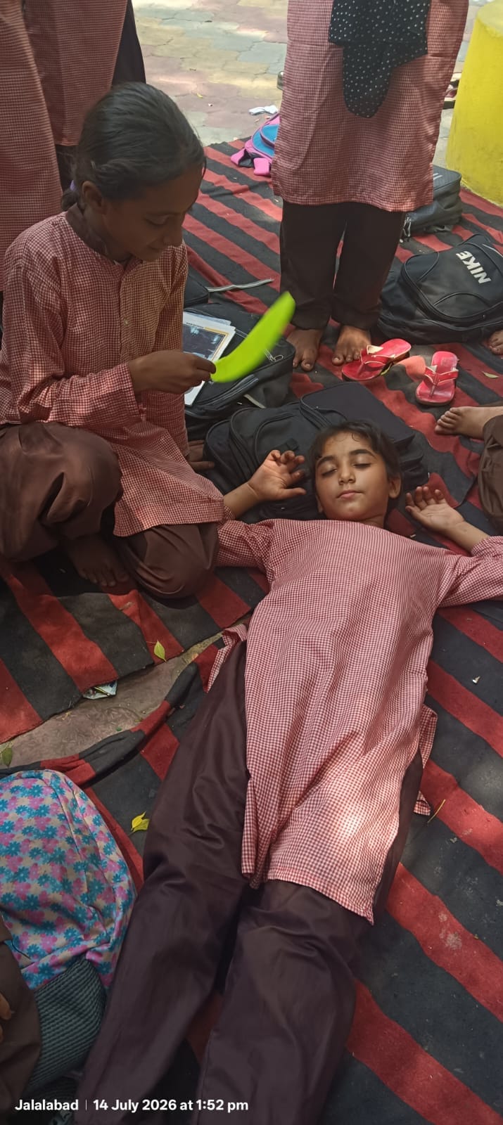 पीएमश्री जलालाबाद में छात्रा के बेहोश होने पर छात्रा को हवा करते अन्य बच्चे। संगठन