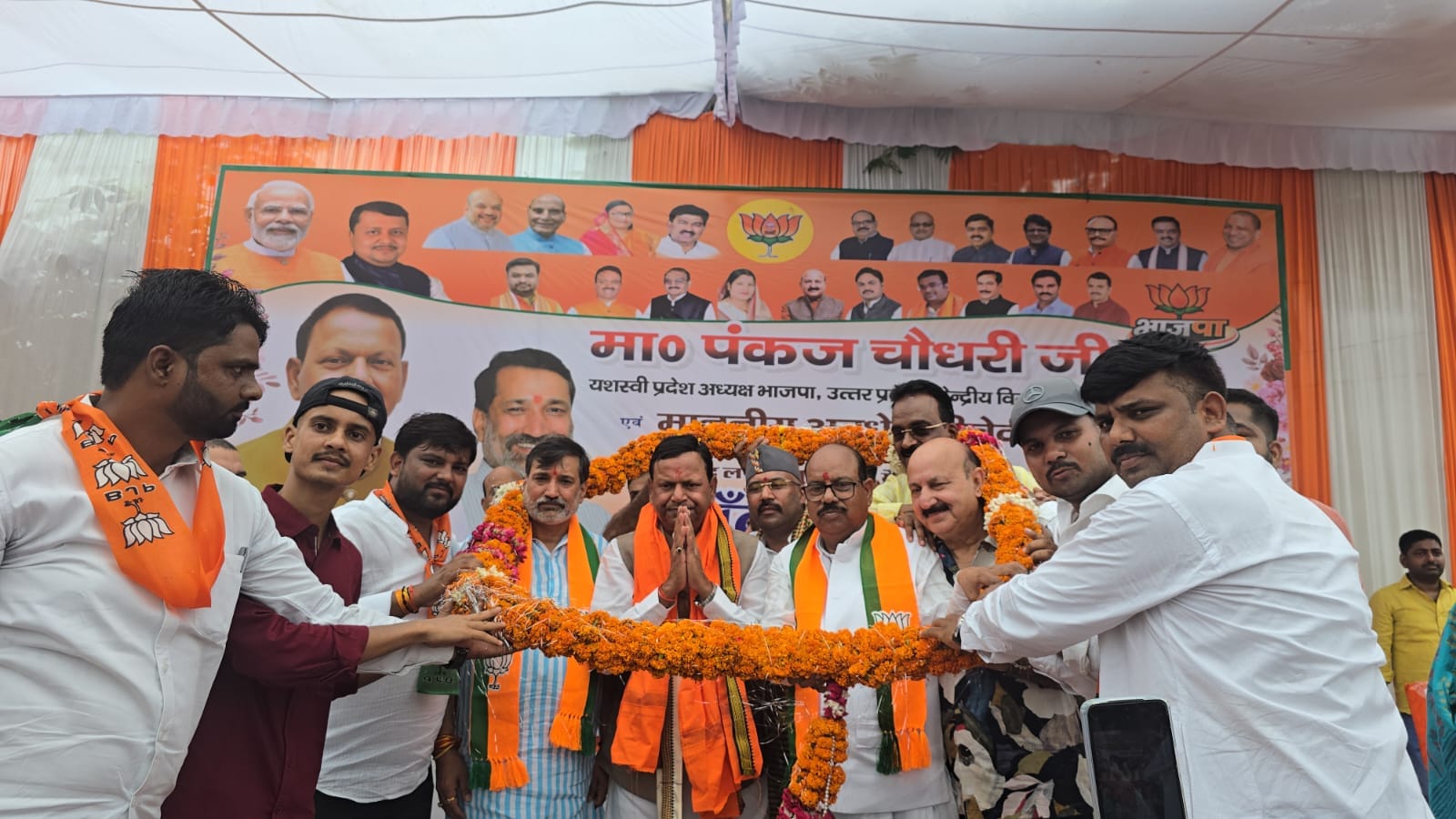 प्रेसवार्ता को संबोधित करते भाजपा प्रदेश अध्यक्ष पंकज चौधरी (बाएं)।संवाद प्रेसवार्ता को संबोधित करते भाजपा प्रदेश अध्यक्ष पंकज चौधरी (बाएं)।संवाद