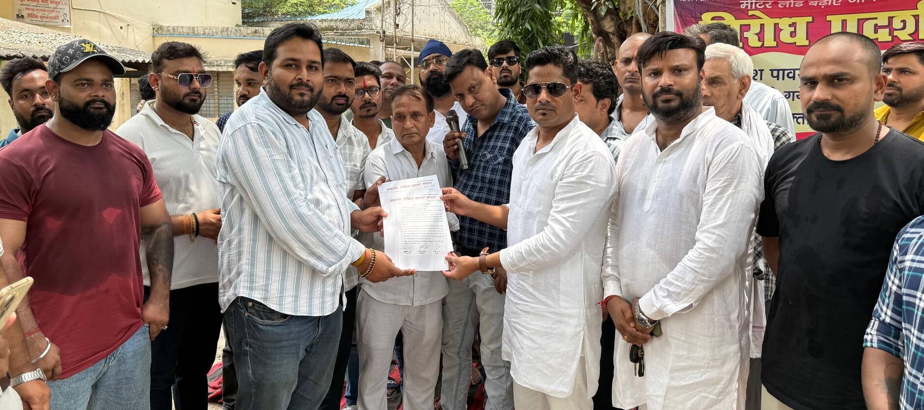 प्रदर्शन करते व्यापारी।