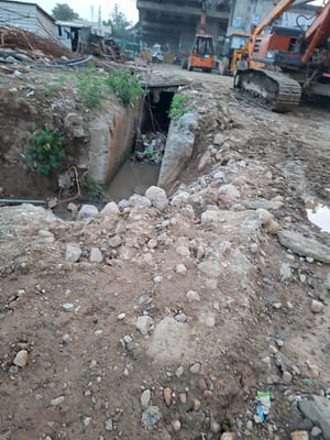 पठानकोट-मंडी फोरलेन के पिलरों के आसपास लगने मिट्टी के ढेर। -संवाद पठानकोट-मंडी फोरलेन के पिलरों के आसपास लगने मिट्टी के ढेर। -संवाद