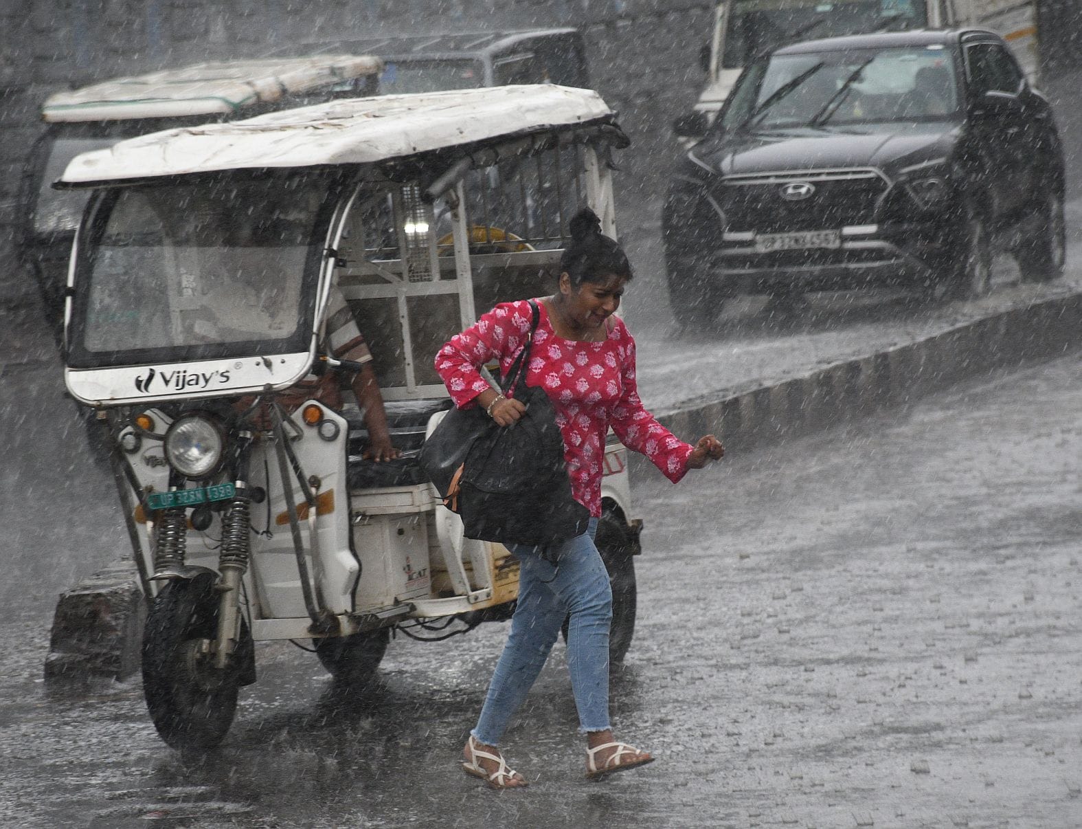 राजधानी में मंगलवार दोपाहर कई इलाकों मेें बारिश हुई। राजधानी में मंगलवार दोपाहर कई इलाकों मेें बारिश हुई।