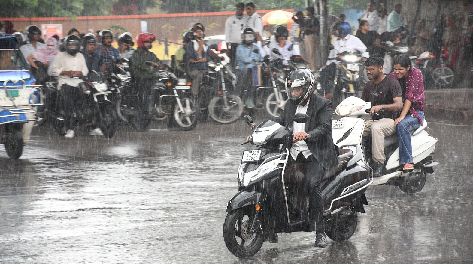 राजधानी में मंगलवार दोपाहर कई इलाकों मेें बारिश हुई। राजधानी में मंगलवार दोपाहर कई इलाकों मेें बारिश हुई।