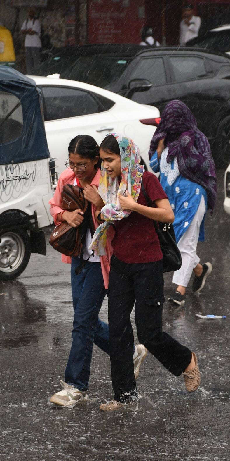 राजधानी में मंगलवार दोपाहर कई इलाकों मेें बारिश हुई। राजधानी में मंगलवार दोपाहर कई इलाकों मेें बारिश हुई।