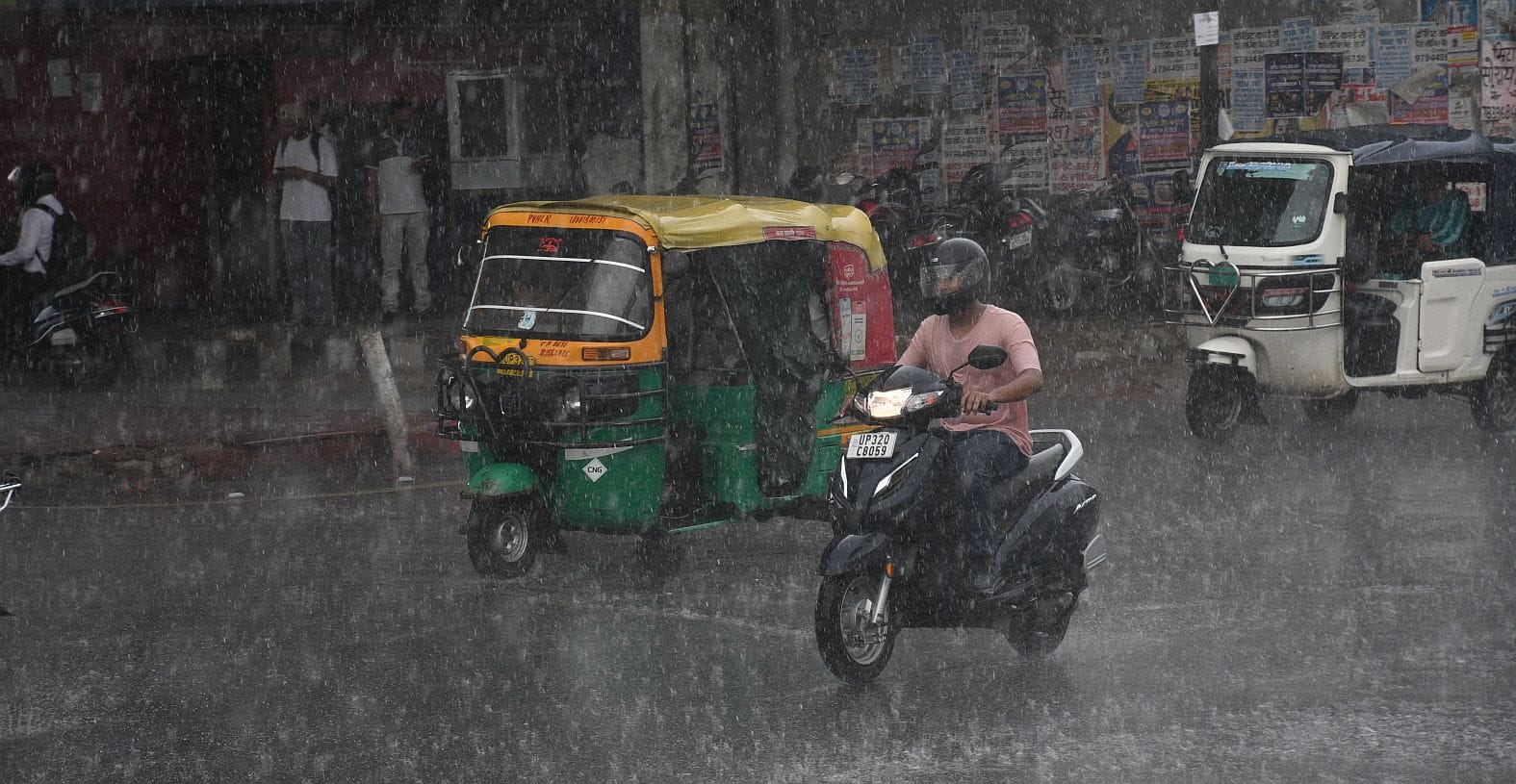 राजधानी में मंगलवार दोपाहर कई इलाकों मेें बारिश हुई। राजधानी में मंगलवार दोपाहर कई इलाकों मेें बारिश हुई।