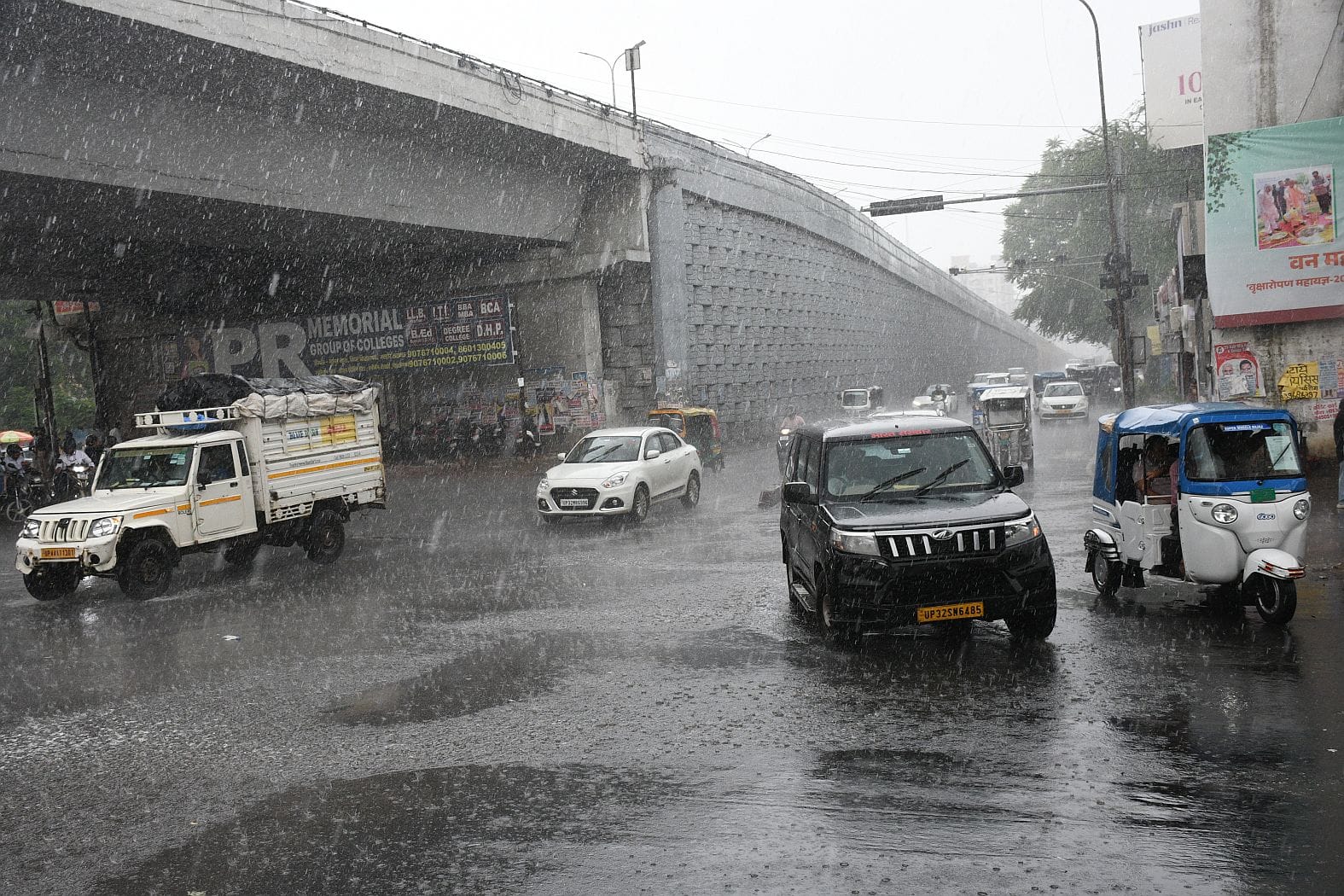 राजधानी में मंगलवार दोपाहर कई इलाकों मेें बारिश हुई। राजधानी में मंगलवार दोपाहर कई इलाकों मेें बारिश हुई।