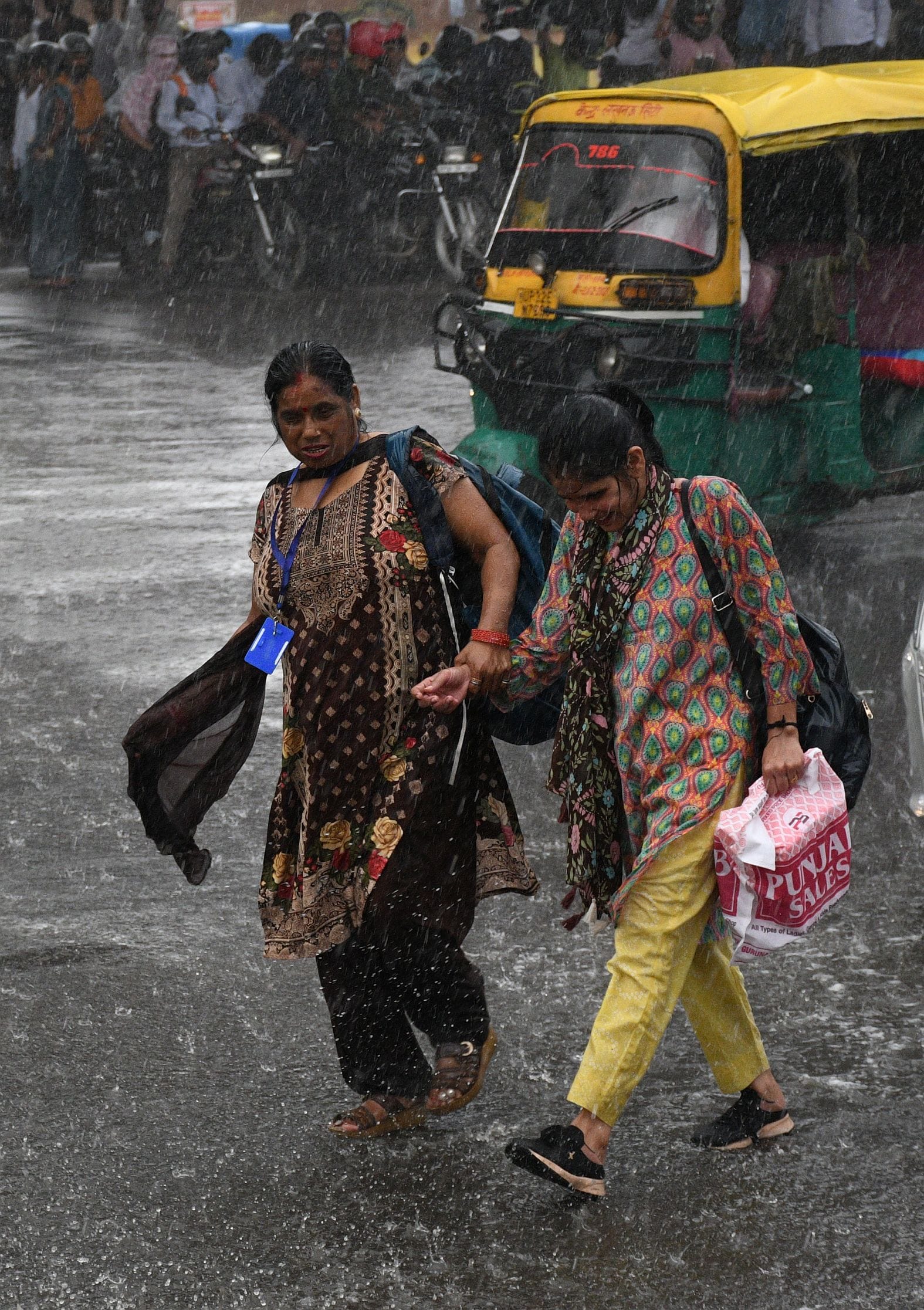 राजधानी में मंगलवार दोपाहर कई इलाकों मेें बारिश हुई। राजधानी में मंगलवार दोपाहर कई इलाकों मेें बारिश हुई।