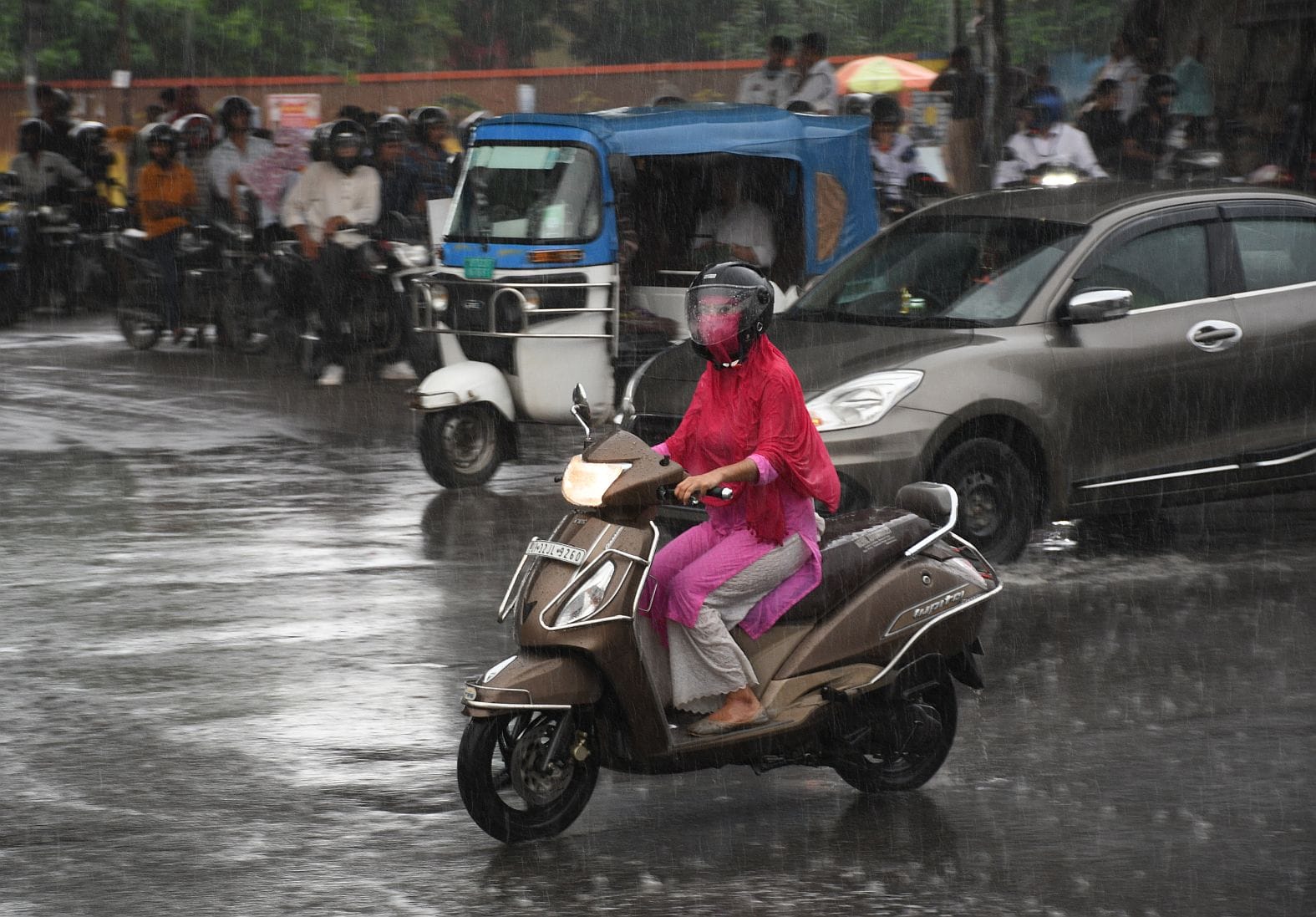 राजधानी में मंगलवार दोपाहर कई इलाकों मेें बारिश हुई। राजधानी में मंगलवार दोपाहर कई इलाकों मेें बारिश हुई।