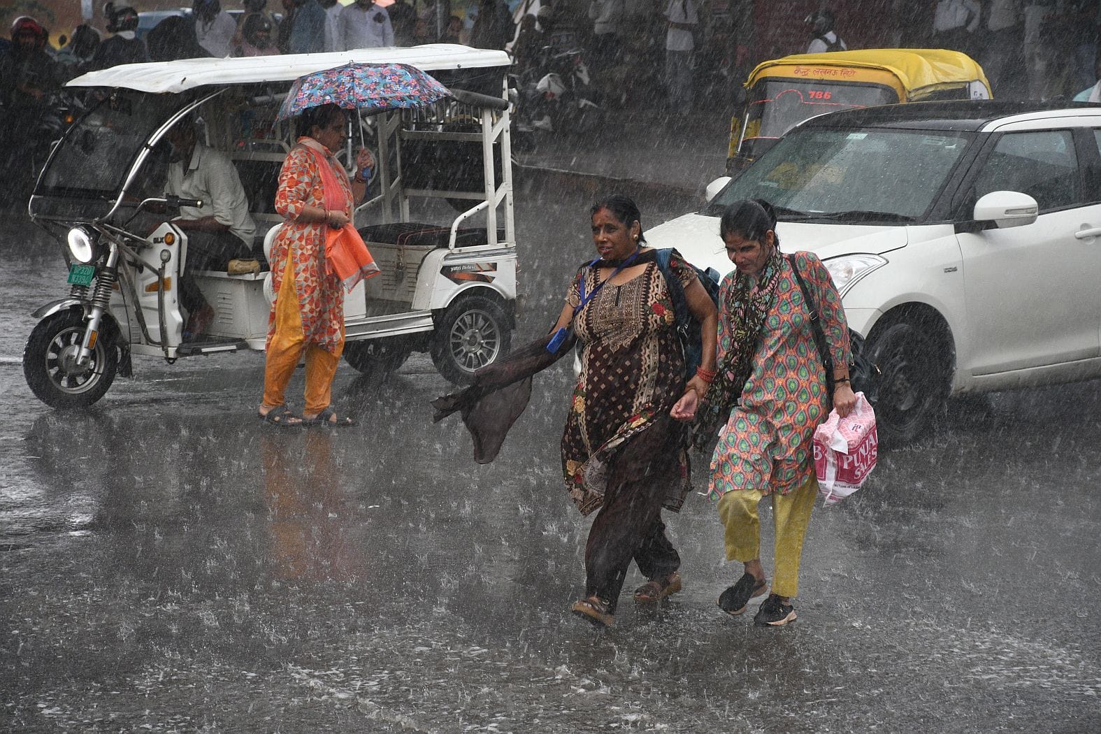 राजधानी में मंगलवार दोपाहर कई इलाकों मेें बारिश हुई। राजधानी में मंगलवार दोपाहर कई इलाकों मेें बारिश हुई।