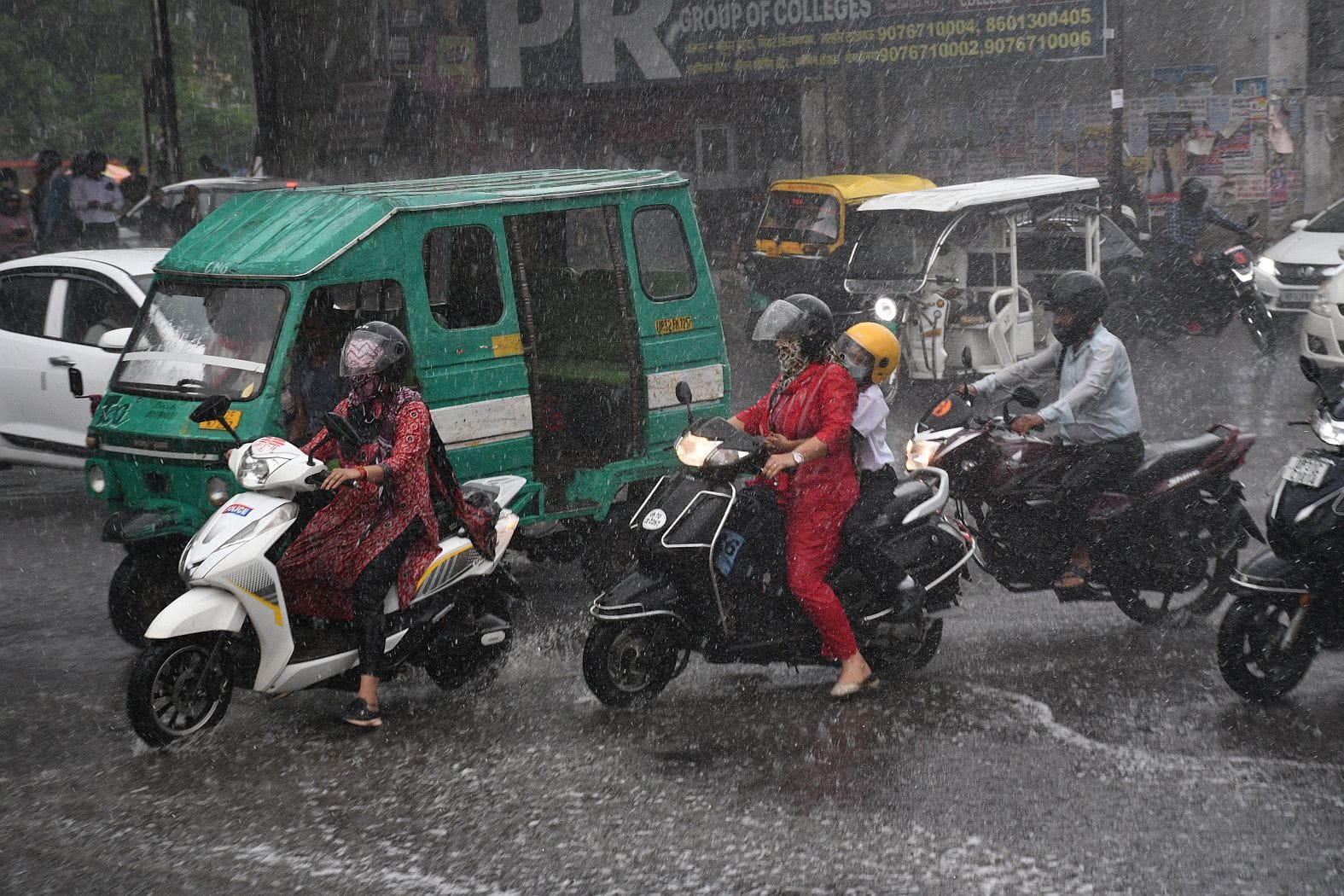 राजधानी में मंगलवार दोपाहर कई इलाकों मेें बारिश हुई। राजधानी में मंगलवार दोपाहर कई इलाकों मेें बारिश हुई।