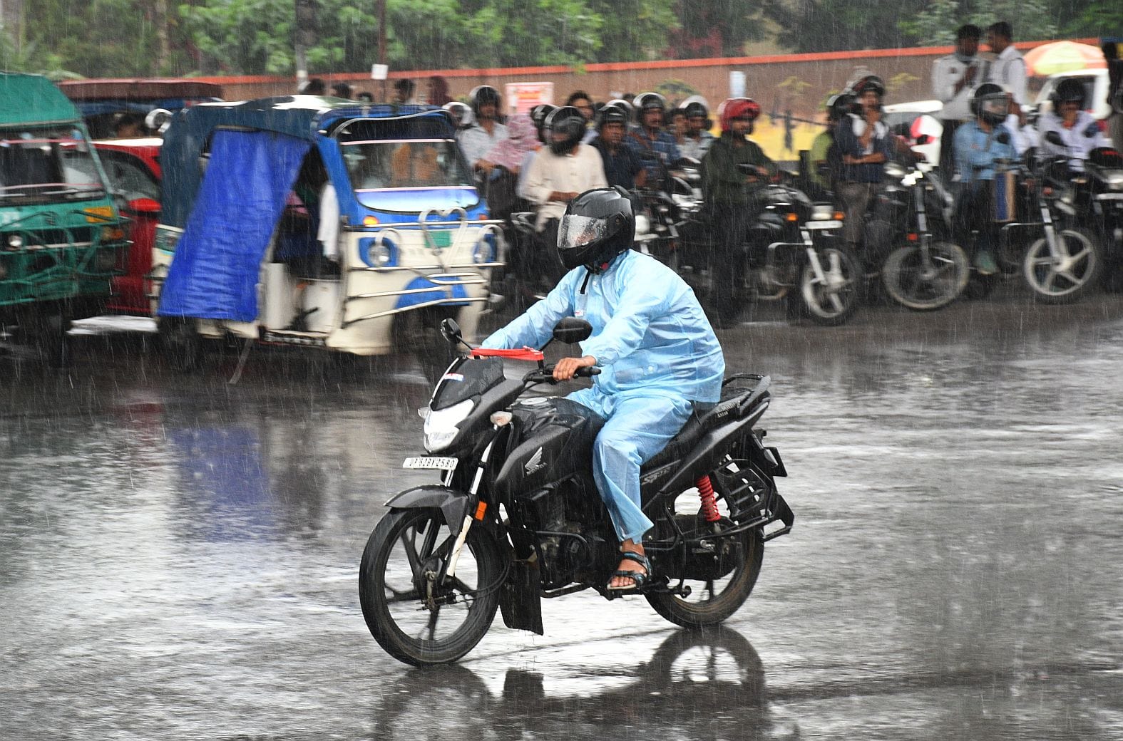 राजधानी में मंगलवार दोपाहर कई इलाकों मेें बारिश हुई। राजधानी में मंगलवार दोपाहर कई इलाकों मेें बारिश हुई।